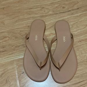 TKEES flip flops size 7